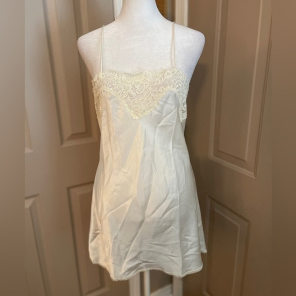 Amaretta sweetheart satin & lace ivory strappy short slip nightgown. Size small.